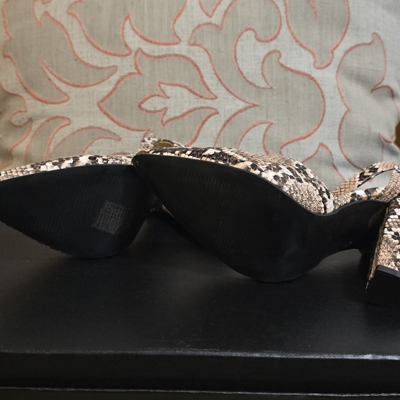 Snake print heels size 35 fits like 5.5 - Picture 4 of 5